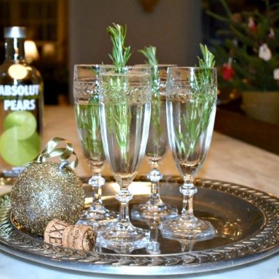 Partridge in a Pear Tree: A Sparkling Christmas Cocktail #pearvodka #christmascocktail #pearcocktail #partridgeinapeartree #absolutpear