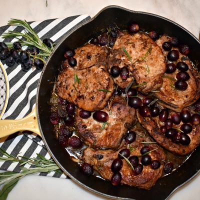 Weeknight Skillet Herb Pork Chops with Roasted Grapes #porkchops #skilletporkchops #herbporkchops #weeknightdinner