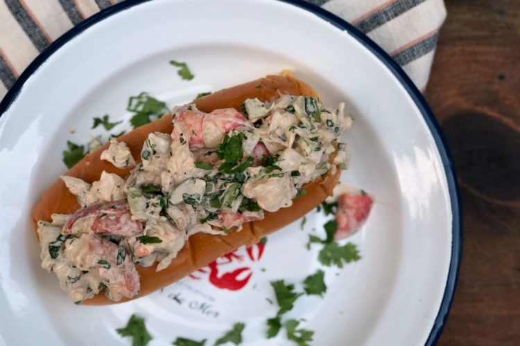 Grilled Sriracha Lobster Rolls #lobsterrolls #lobstertails #grilledlobster #srirachalobster
