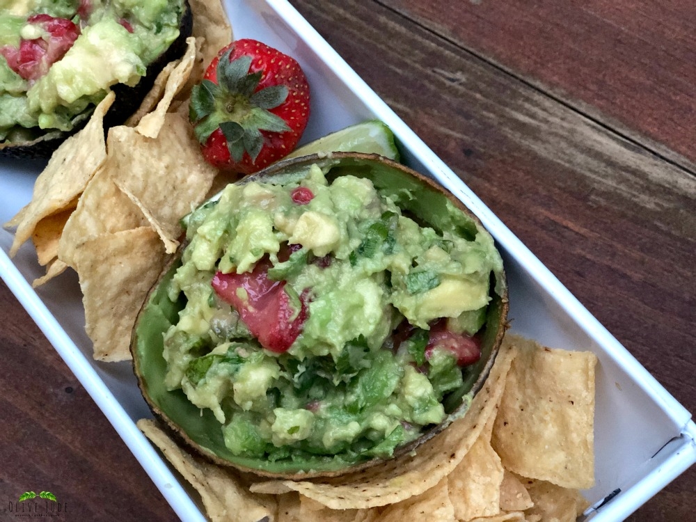 Roasted Strawberry and Jalapeño Guacamole #strawberryguacamole #roastedstrawberries #fruitguacamole #strawberryavocado