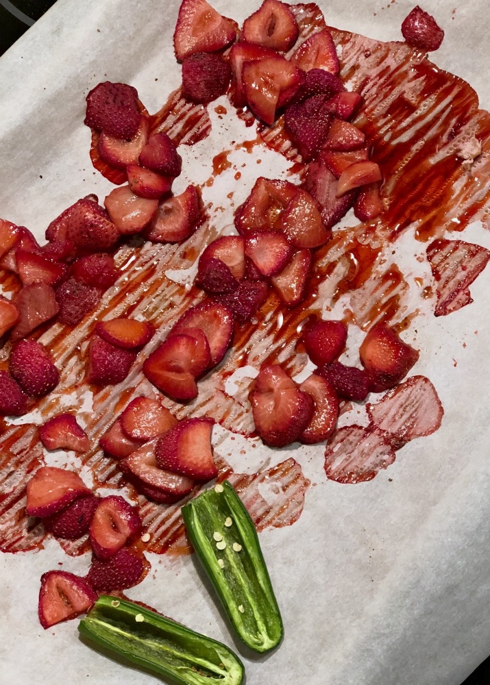Roasted Strawberry and Jalapeño Guacamole #strawberryguacamole #roastedstrawberries #fruitguacamole #strawberryavocado