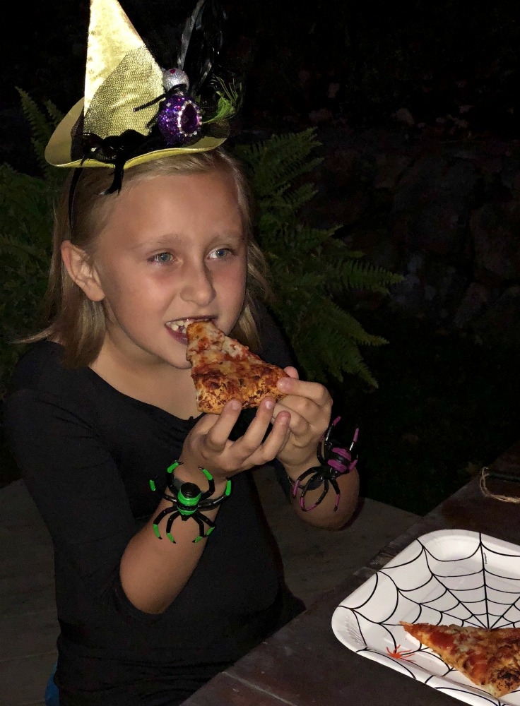 3 Tips for Conquering Halloween Chaos #NeverFlySolo @RedBaronPizza #easypizzadinner #halloweendinners #RedBaronPizza