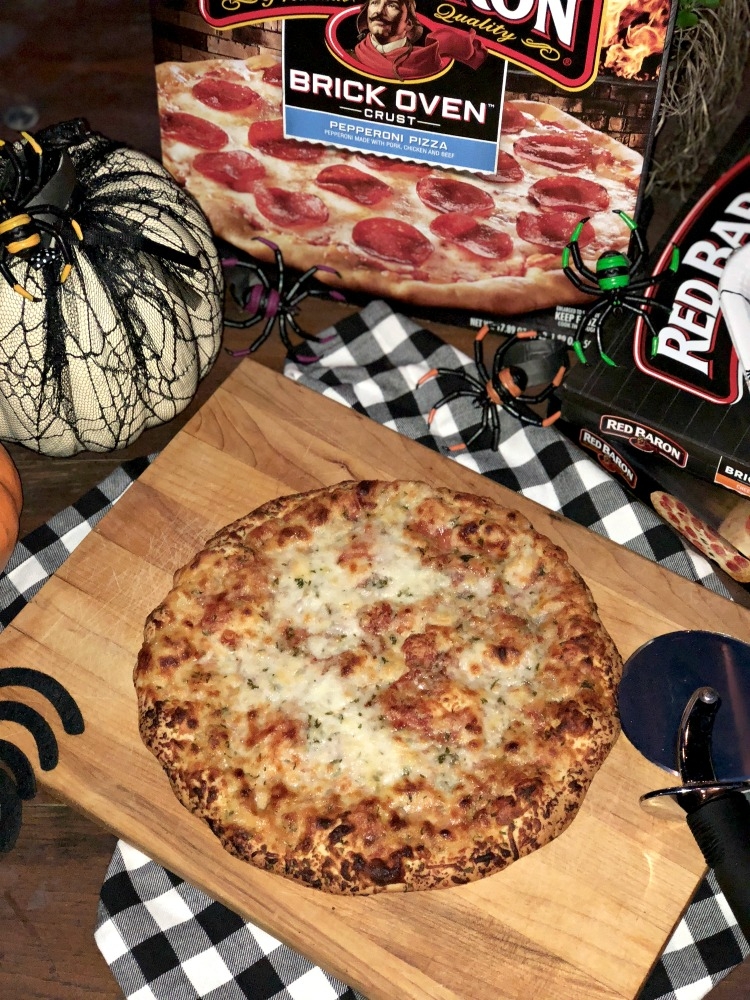 3 Tips for Conquering Halloween Chaos #NeverFlySolo @RedBaronPizza #easypizzadinner #halloweendinners #RedBaronPizza