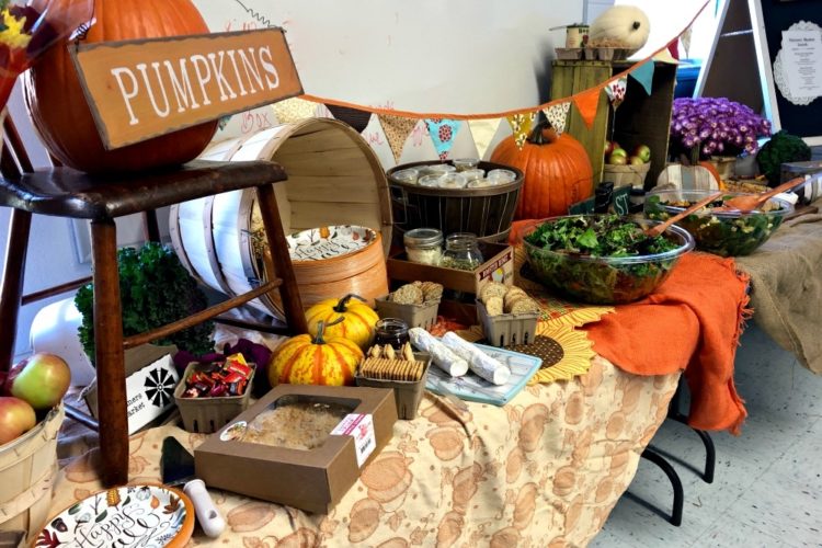 Fall Farmers Market School Appreciation Lunch #farmersmarketlunch #farmersmarketparty #teacherappreciationlunch #fallpartyideas #harvestparty