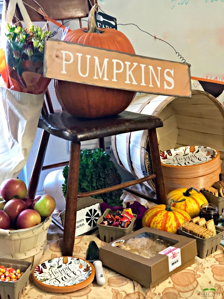 Fall Farmers Market School Appreciation Lunch #farmersmarketlunch #farmersmarketparty #teacherappreciationlunch #fallpartyideas #harvestparty