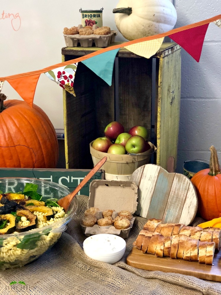 Fall Farmers Market School Appreciation Lunch #farmersmarketlunch #farmersmarketparty #teacherappreciationlunch #fallpartyideas #harvestparty