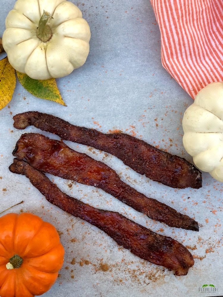 Pumpkin Spice Candied Bacon #candiedbacon #pumpkinspicebacon #baconrecipes #pumpkinspicecandiedbacon