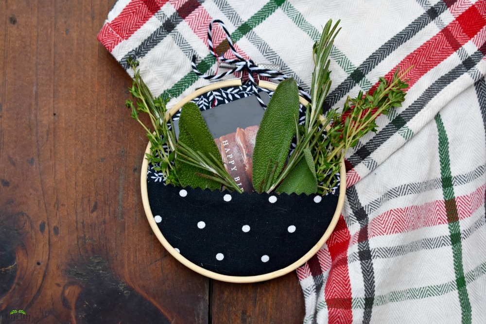 DIY: 10 Mini Embroidery Hoop Christmas Crafts That Anyone Can Make - Olive  Jude