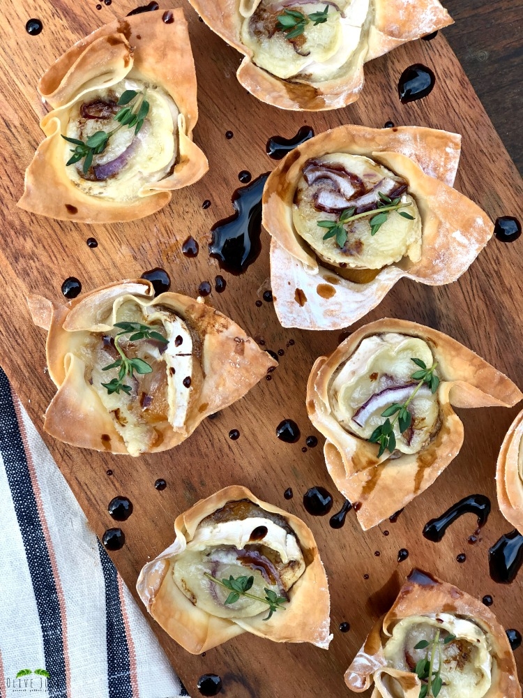 Easy Baked Apricot and Brie Wonton Bites #wontonappetizer #bakedbrieideas #easyappetizers