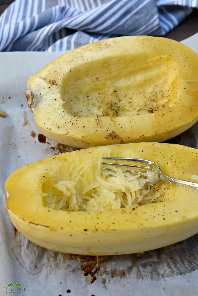 Warm Spaghetti Squash Salad with Artichoke Purée #spaghettisquashrecipes #artichokepuree #spaghettisquashsalad #artichokedressing