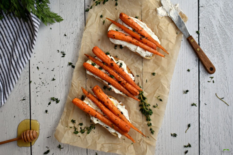 Caramelized Honey Thyme Carrots on Ricotta Toast #ricottatoast #caramelizedcarrots #honeythyme #roastedcarrots #ricotta #toasttoppings