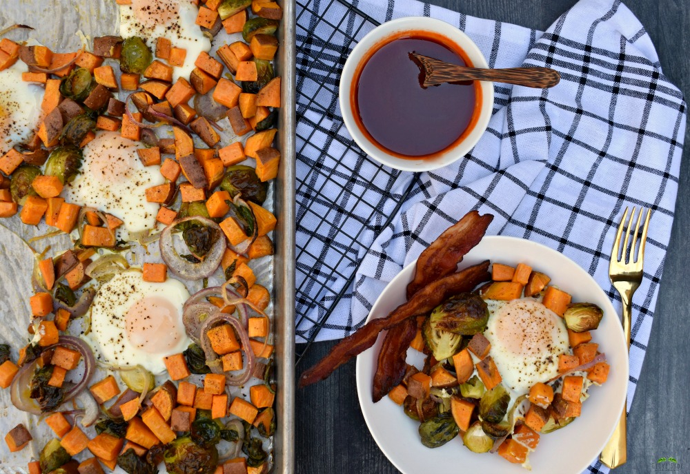 Sheet Pan Egg and Veggie Breakfast with Maple Sriracha Syrup #sheetpanbreakfast #sheetpaneggs #bakedeggs #maplesrirachasyrup #maplesriracha